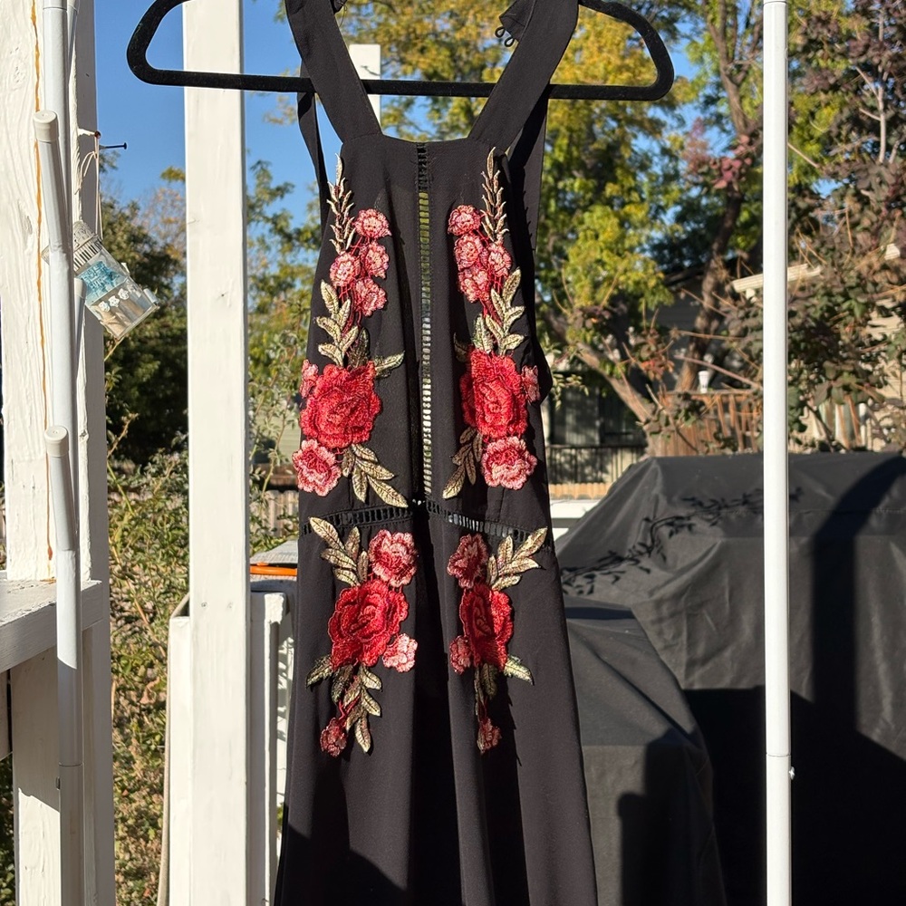 FLORAL EMBROIDERED ROSE BACKLESS DRESS - Picture 2 of 2